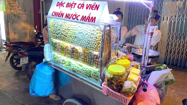 Xe cá viên chiên nước mắm